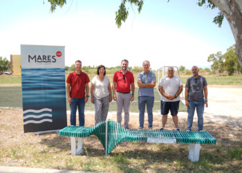 Mares Circulares reconeix el compromís ambiental de Deltebre amb un banc fet de plàstic recuperat