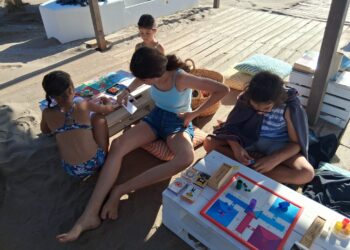 La Biblioplatja de Riumar consolida sis anys apropant la lectura a peu de mar