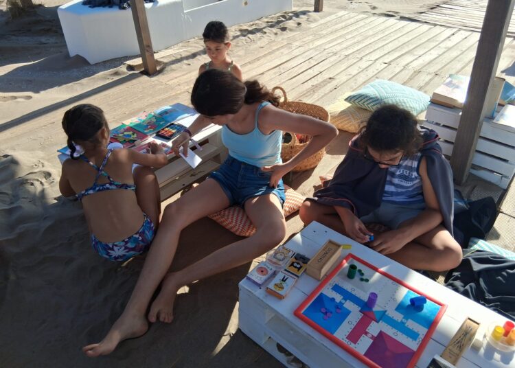 La Biblioplatja de Riumar consolida sis anys apropant la lectura a peu de mar
