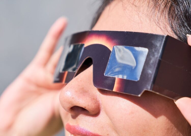 Es dispara la venda d’ulleres per l’eclipsi solar a les farmàcies i òptiques ebrenques
