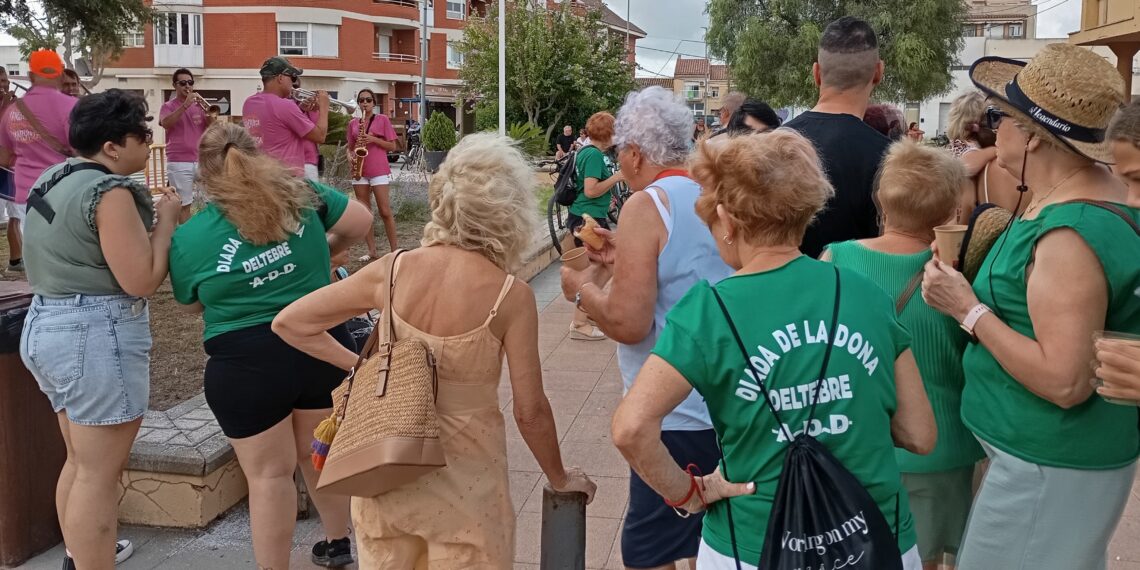 Deltebre celebra el Dia de la Dona amb bicicletada, dinar, música i festa