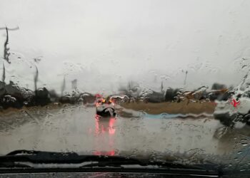vidre de cotxe durant un dia de pluja