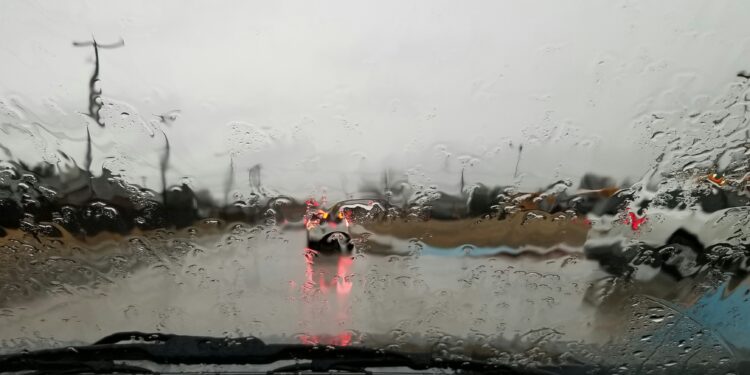 vidre de cotxe durant un dia de pluja
