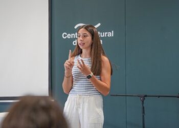 Deltebre estrena un espai per aprendre llengua de signes a través dels contes