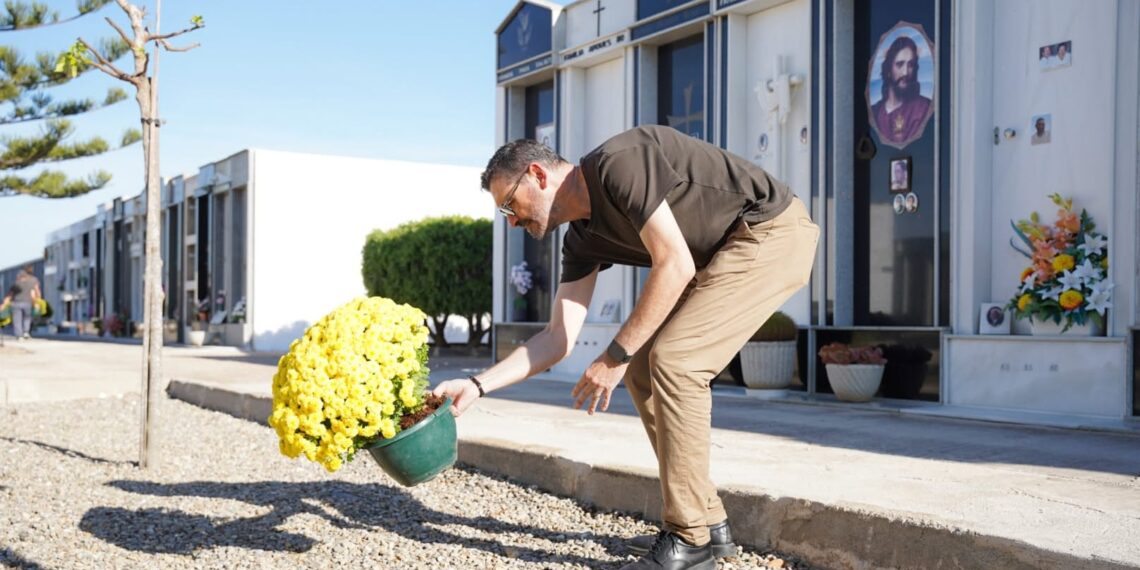 Els municipis del Delta posen a punt el cementiri per Tots Sants