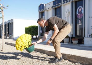 Els municipis del Delta posen a punt el cementiri per Tots Sants